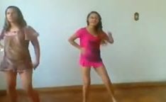 Piriguetes novinhas gostosas dancando funk e pagando peitinho na webcam