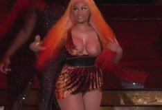 Putaria xvideos Nicki Minaj  pagando peitão